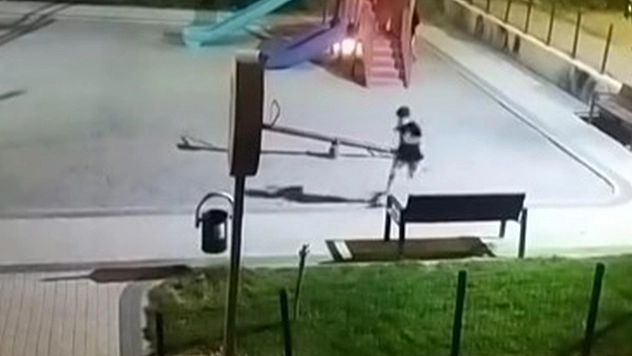 Çocuklar oyun parkını ateşe verdi