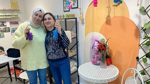 Çocukları el yıkamaya teşvik etmek amacıyla hep beraber sabunlar tasarlıyoruz