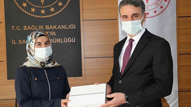 Covid-19 aşı talihlileri hediyelerine kavuştu