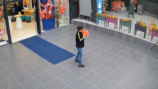 Cumhuriyet Coşkusunun Dokunaklı Anı: Yere Düşen 'Ay Yıldıza' Saygı Dolu Öpücük