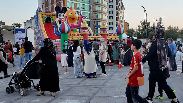 Cumhuriyet Meydanı'nda rengarenk coşku