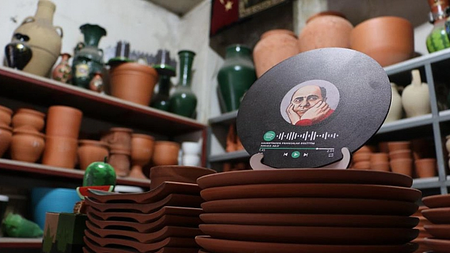 Dağ Çamurundan Çömlek Yapıyor