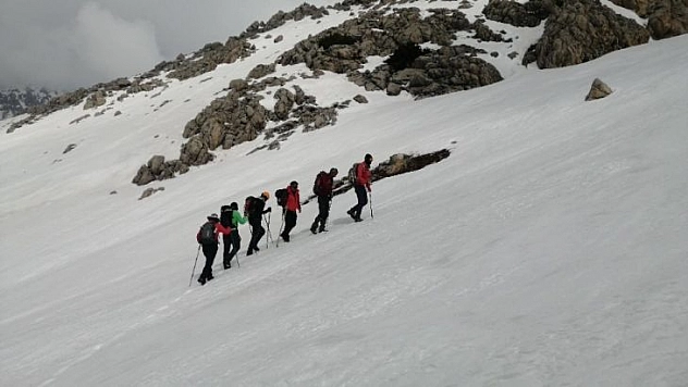 Dağcılar, 7 saatte 3 bin 180 rakımlı karla kaplı Mercan Dağları'na tırmandı