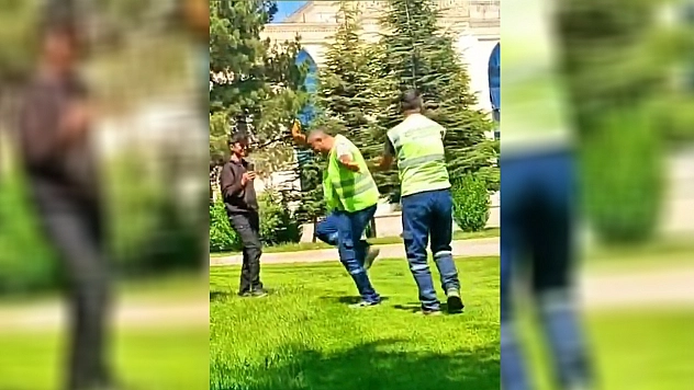 Davulun sesini duyan temizlik görevlileri, oynamaya başladı