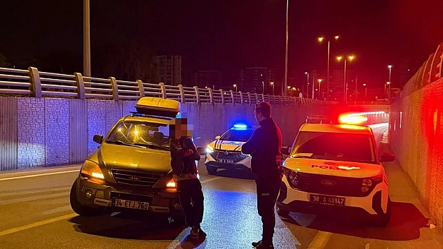 Dedesinin aracını izinsiz alan engelli sürücü kaza yaptı