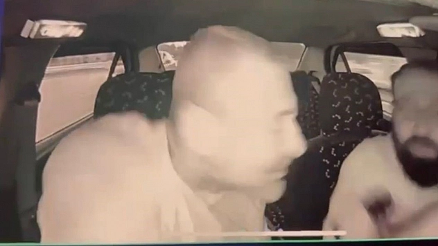 Dehşet anlar kamerada: Taksiciyi silahla gezdirdi, sonra da parasını gasp etti