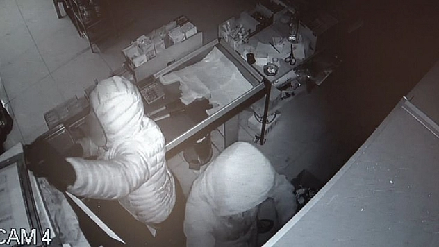 Demir Kırma Makasıyla Girdikleri Manavdan 28 Bin Liralık Malzeme Çaldılar