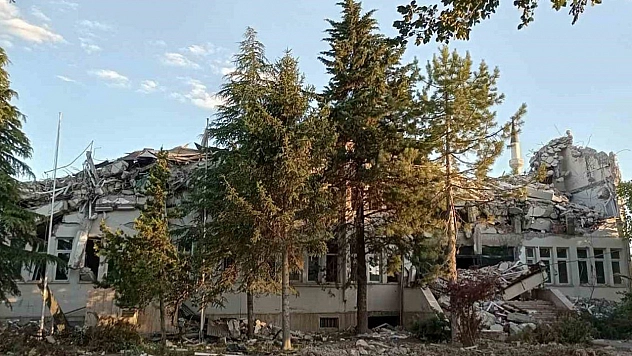 Depremde Hasar Alan Hükümet Konağı Yıkıldı