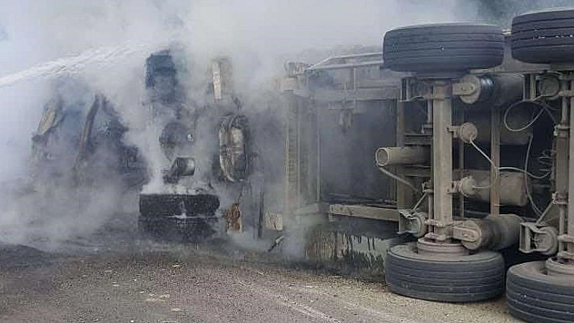 Devrilen Tırın Sürücüsü Çıkan Yangında Hayatını Kaybetti