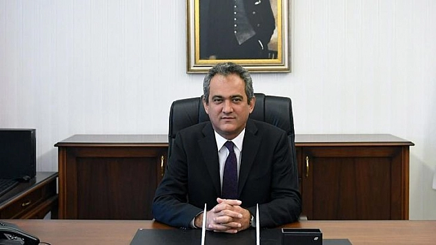 Dikkat Bakan Geliyor!