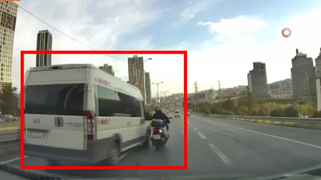 Direksiyonu bir anda kırdı! Motosikletli ölümden döndü