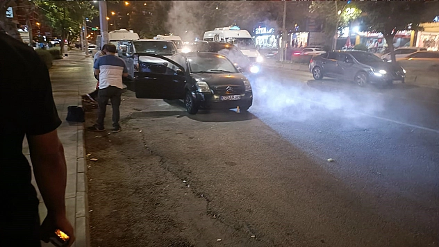 Diyarbakır'da Duman yükselen otomobil alev almadan söndürüldü