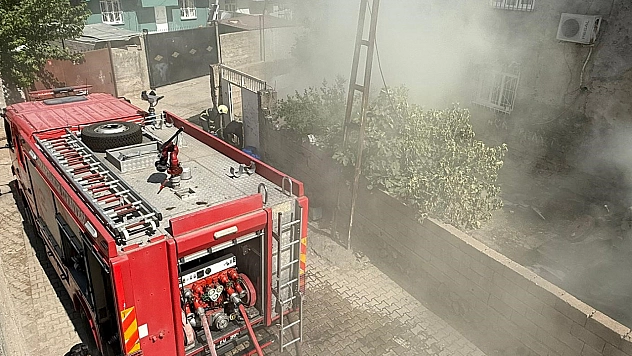 Diyarbakır'da ev yangınında 2 kişi dumandan etkilendi