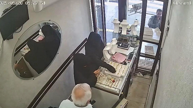 Diyarbakır'da kadınlar kuyumcudan 2,5 kilo altın çaldı