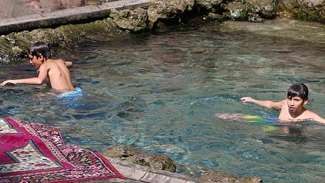 Diyarbakırlı çocuklar yataktan kalkıp süs havuzuna koşuyor