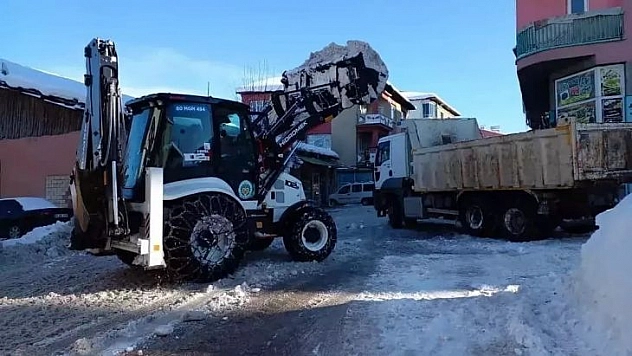 Doğanşehir Belediyesi karla mücadeleye devam ediyor