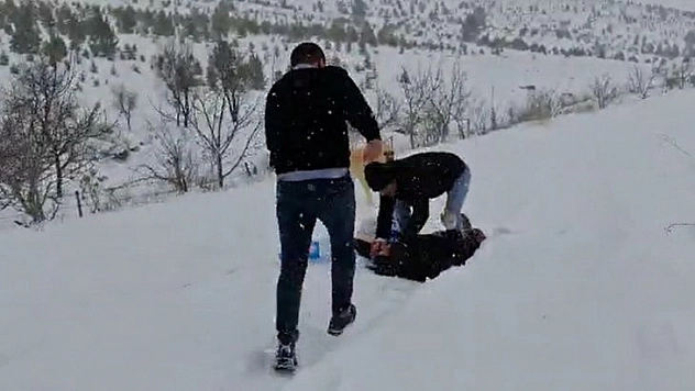 Donmak Üzereydi Kar Üzerinde Baygın Haldeyken Son Anda Kurtarıldı