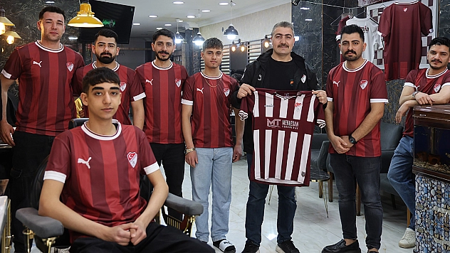 Dükkanı bordo-beyaza boyadı, müşterilere forma dağıttı