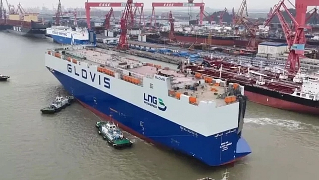 Dünyanın en büyük otomobil taşıyıcı gemisi denize indirildi