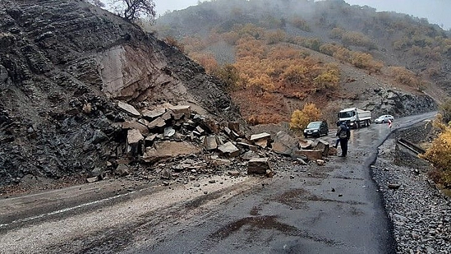 Düşen Dev Kaya Parçaları Yolu Ulaşıma Kapattı