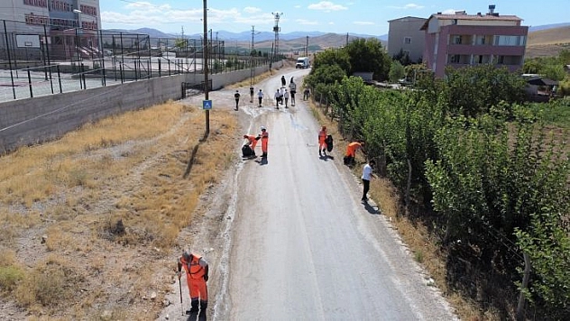 Düşünen gençler çevreye atılan maske ve eldivenleri topladı
