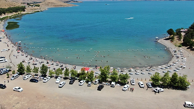 Ege kadar güzel, daha yakın: Hazar Gölü tatilcilerin uğrak noktası oldu