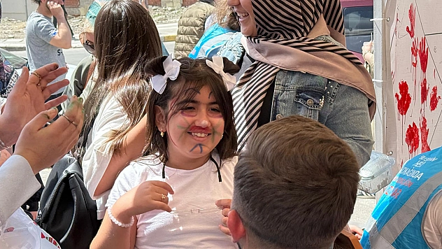 Elazığ Ak Gençlik çocuklar için stand açtı