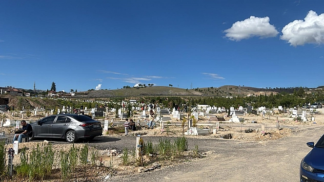 Elazığ Asri Mezarlığı'nda arefe günü yoğunluğu