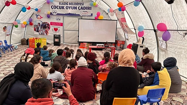 Elazığ Belediyesi, Depremin İzlerini Siliyor...