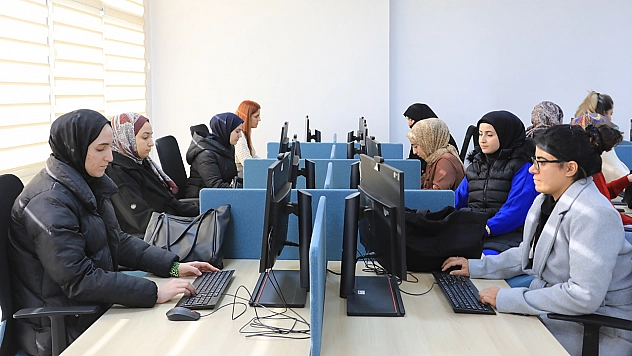 Elazığ Belediyesi Dijital Gençlik Merkezi'nde eğitimler sürüyor