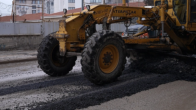Elazığ Belediyesi, kar sonrası cadde ve sokaklarda asfalt yama çalışması başlattı