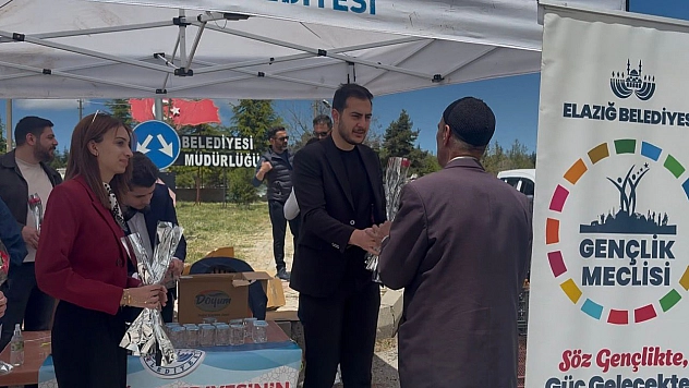 Elazığ Belediyesi, mezarlıklarda karanfil dağıttı