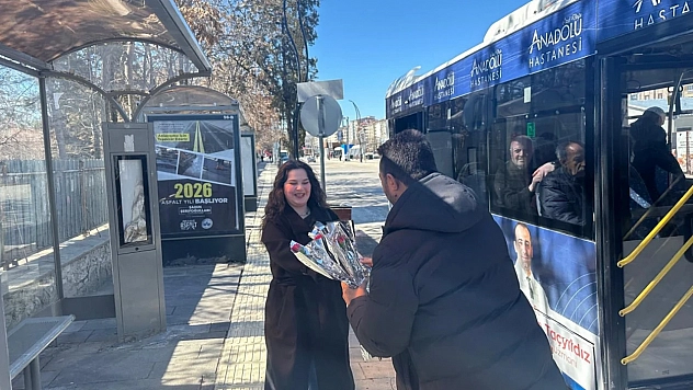Elazığ Belediyesi'nden 8 Mart'ta Kadınlara çiçek takdimi