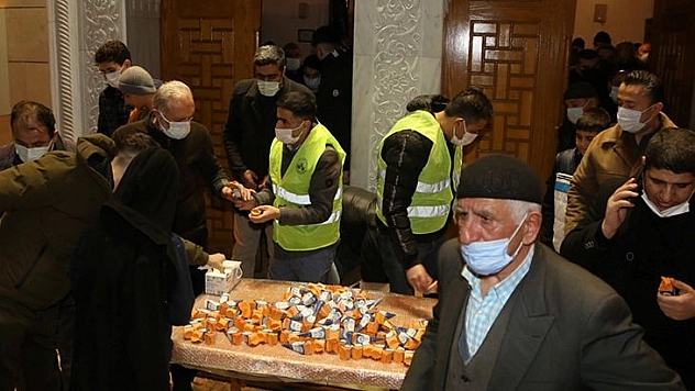 Elazığ Belediyesi'nden Vatandaşlara Kandil İkramı