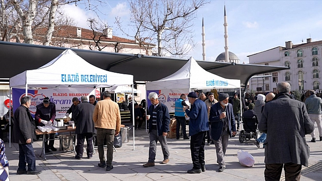 Elazığ Belediyesi'nden vatandaşların içini ısıtan sıcak ikramlar