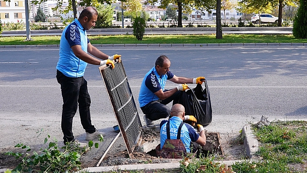 Elazığ Belediyesi Yağmur suyu ızgaralarında temizlik çalışması başlattı
