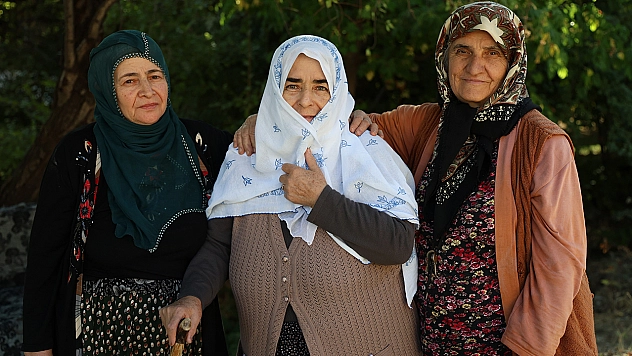 Elazığ'da 12 yıl sonra evine dönen Saadet teyze gözyaşlarına boğuldu