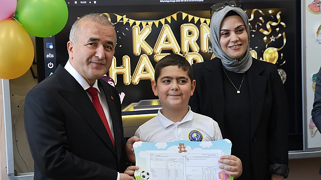 Elazığ'da 122 bin öğrenci karne heyecanı yaşadı