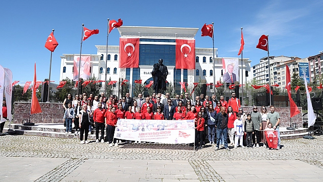 Elazığ'da 19 Mayıs coşkusu: Atatürk Anıtı'na çelenk sunuldu