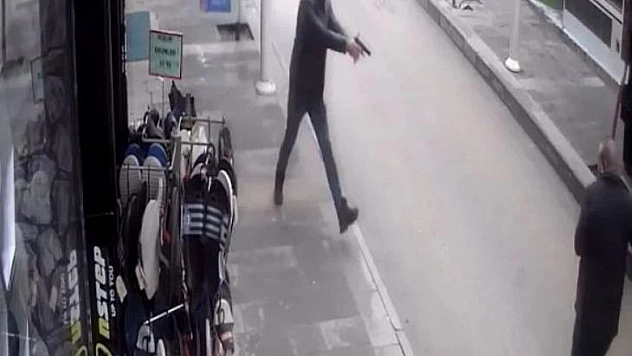 Elazığ'da 2 Kişinin Yaralandığı Silahlı Çatışmanın Güvenlik Kameraları Ortaya Çıktı