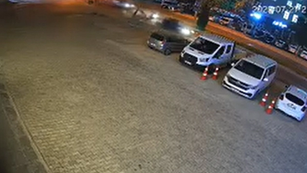 Elazığ'da 2 kişinin yaralandığı kaza anı, güvenlik kamerasına yansıdı