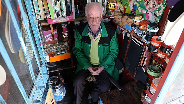 Elazığ'da 2 metrekarede 45 yıllık ayakkabı boyacılığı