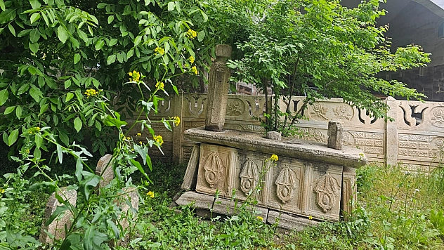 Elazığ'da 200 yıllık tarihi mezarlar