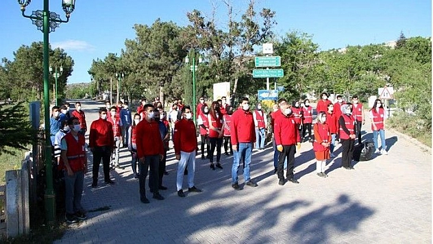 Elazığ'da 250 gönüllüden, mezarlıklarda vefa hizmeti