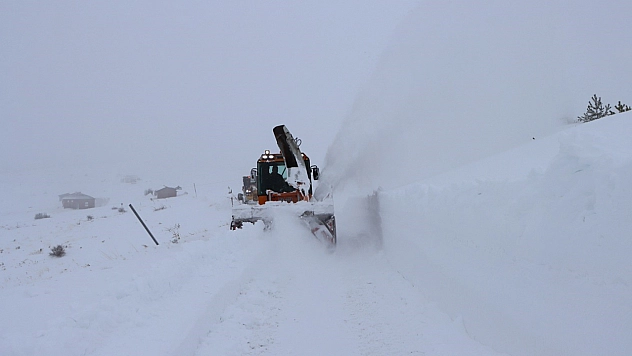 Elazığ'da 273 köy yolunda karla mücadele sürüyor