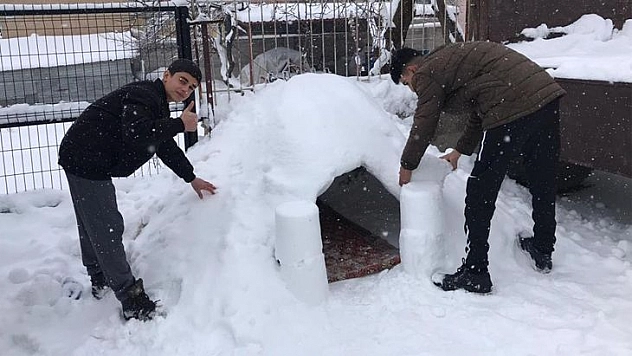 Elazığ'da 3 arkadaş kardan ev yapıp içinde vakit geçirdi