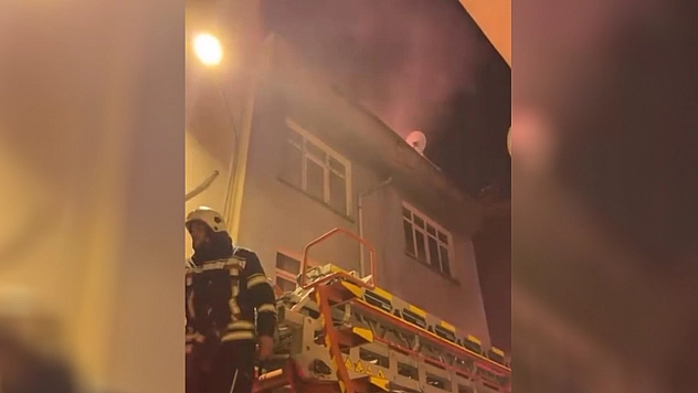 Elazığ'da 4 katlı apartmanda yangın paniği