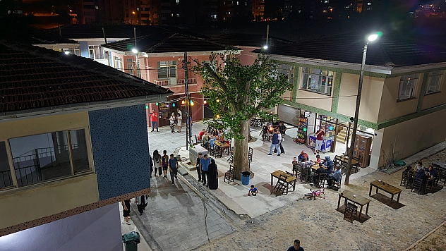 Elazığ'da 80'lerin ruhu sokakta canlandı: Vatandaşlar akın etti