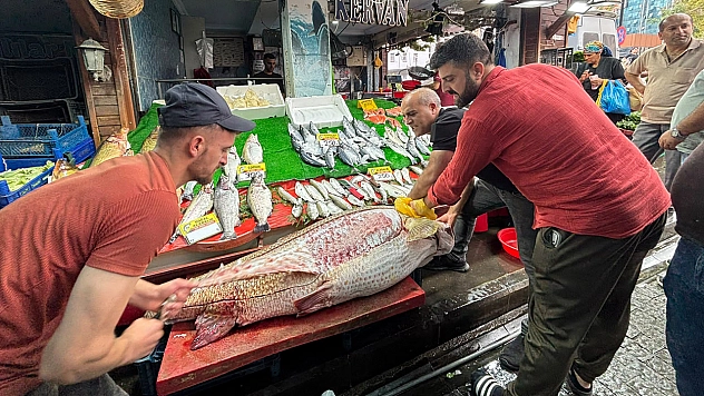 Elazığ'da 82 kiloluk balığı 2 kişi yiyecek