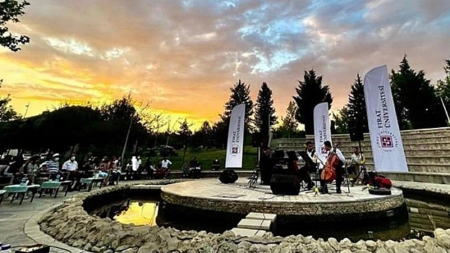 Elazığ'da açık havada piyano resitali